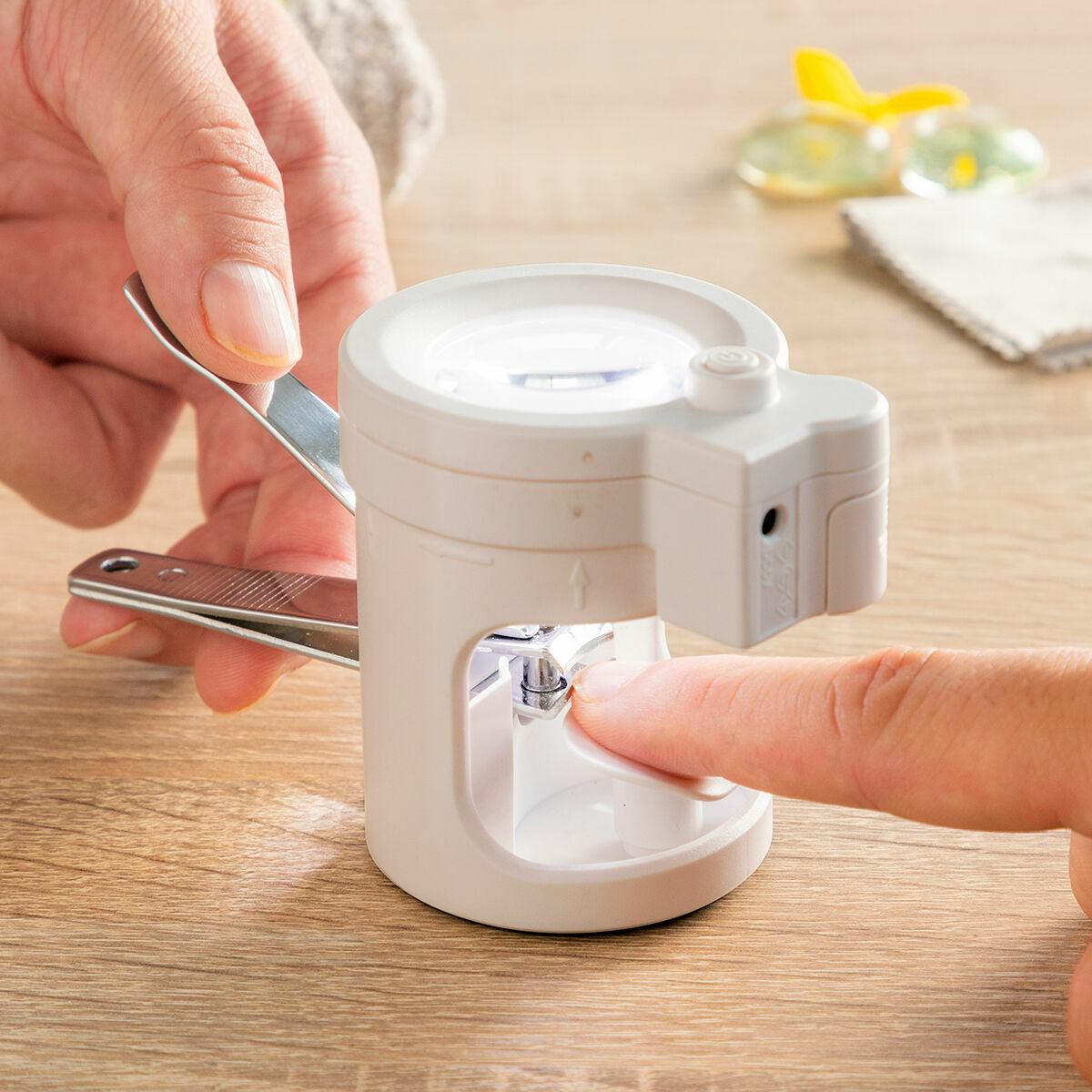 Nail Clippers mit LED-Licht, Magnifying Glas & File Clail InnovaGoods – Produktansicht 1